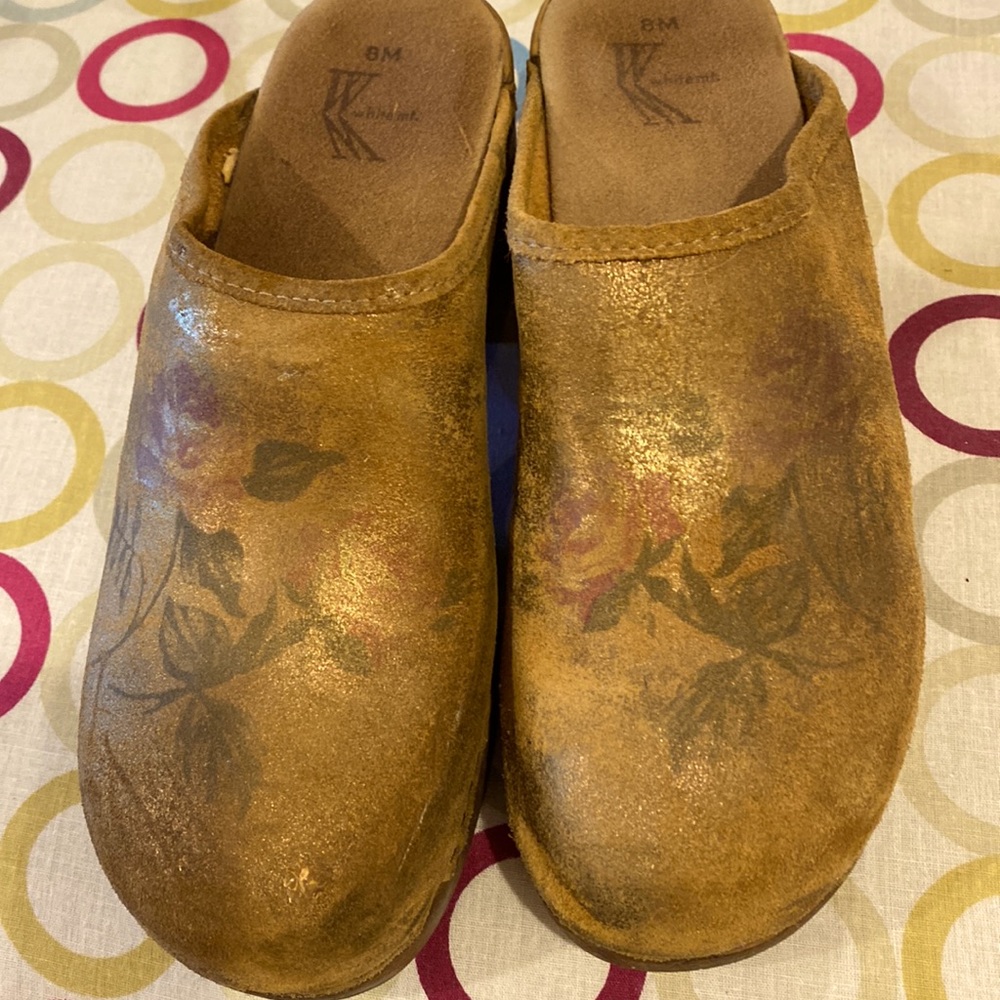 Vintage clogs with detailed stenciled front. 2.5”heel on 1” platform. Cork heel